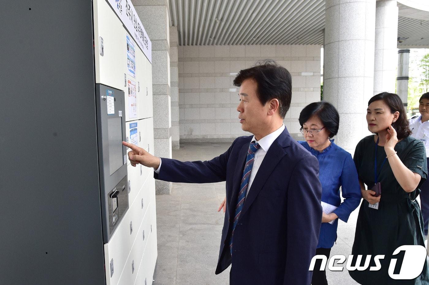 조규일 진주시장이 안심무인택비서비스템을 점검하고 있다.(진주시제공) ⓒ 뉴스1