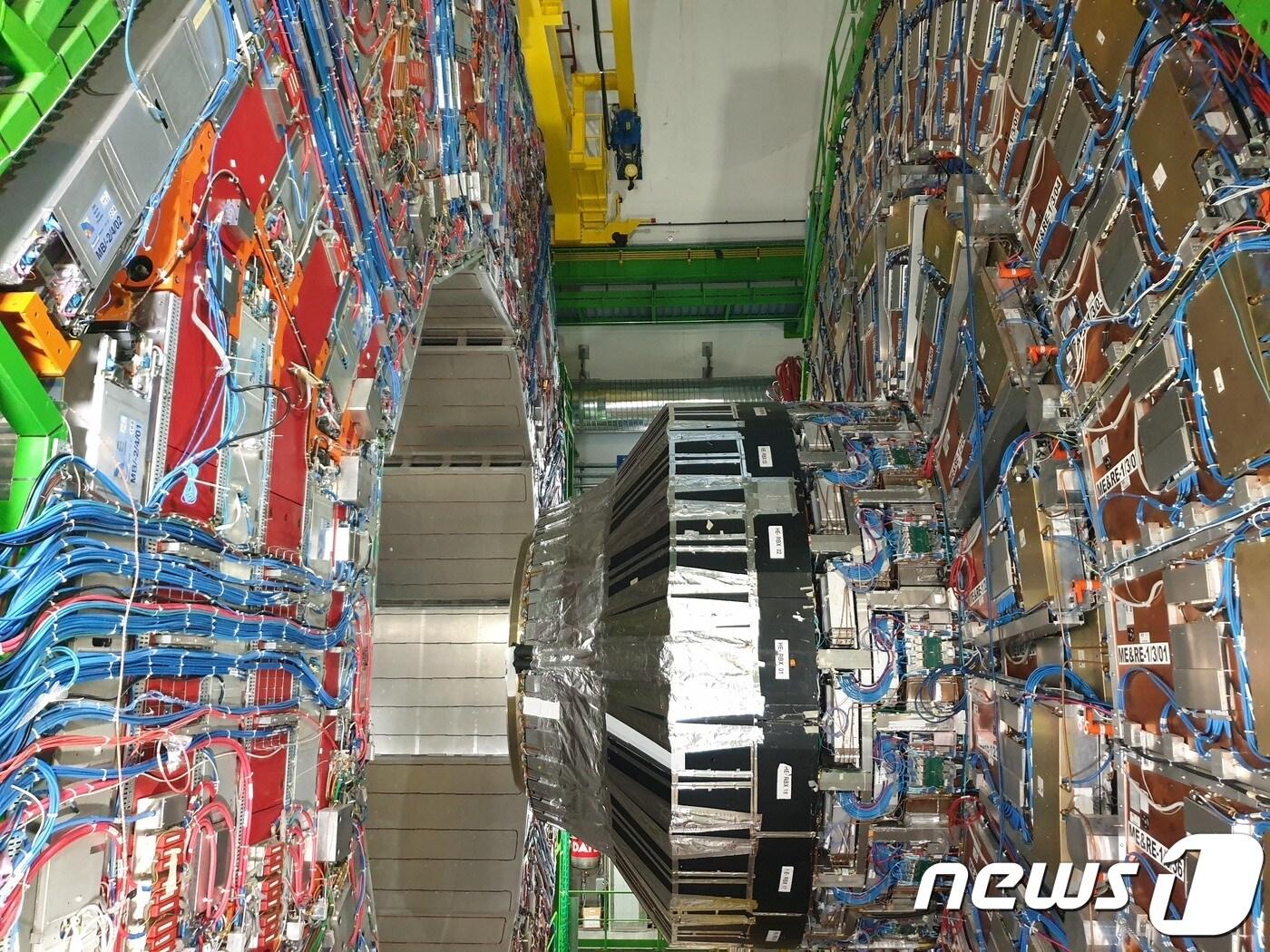 본문 이미지 - 3일 프랑스 세시에서 뮤온 압축 솔레노이드&#40;CMS&#41; 실물이 공개됐다.최소망 기자ⓒ 뉴스1