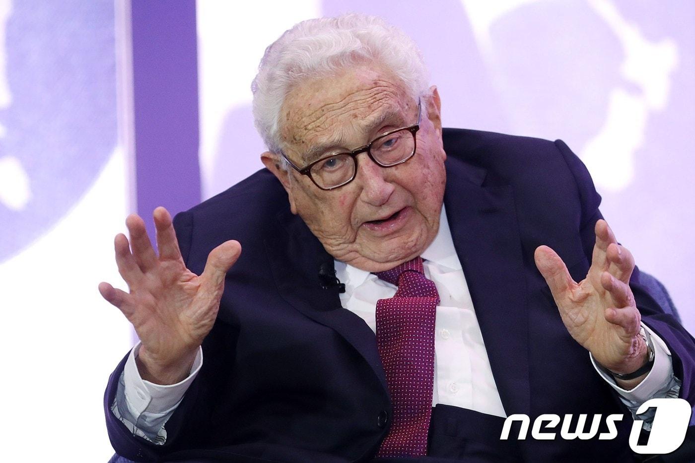 본문 이미지 - 헨리 키신저 전 미국 국무장관이 29일(현지시간) 워싱턴에서 열린 국무부 창립 230주년 기념식에서 연설을 하고 있다. ⓒ AFP=뉴스1 ⓒ News1 우동명 기자