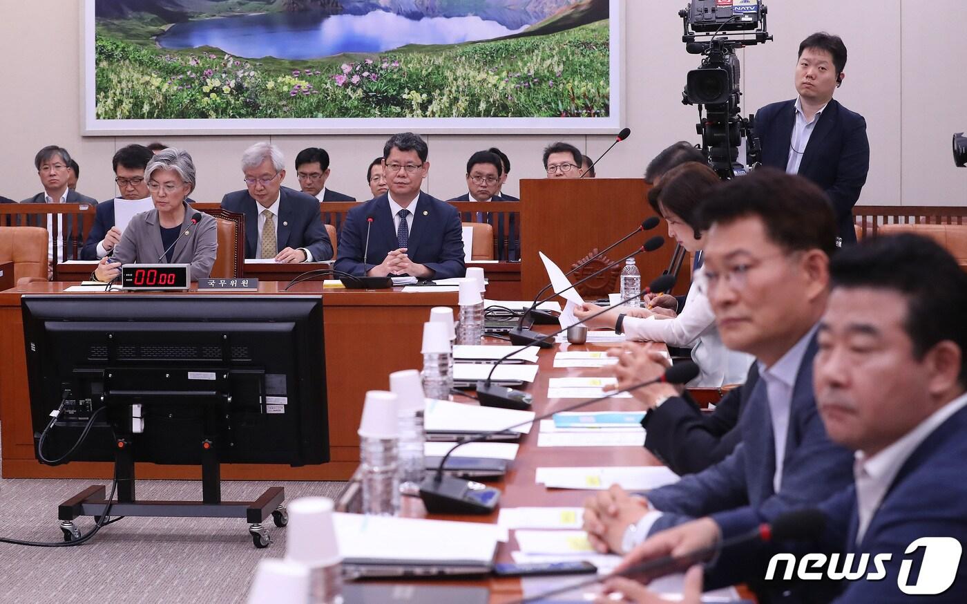 본문 이미지 - 강경화 외교부 장관(왼쪽)과 김연철 통일부 장관이 30일 오전 서울 여의도 국회에서 열린 외교통일위원회 전체회의에 참석해 자리를 지키고 있다. 2019.7.30/뉴스1 ⓒ News1 임세영 기자
