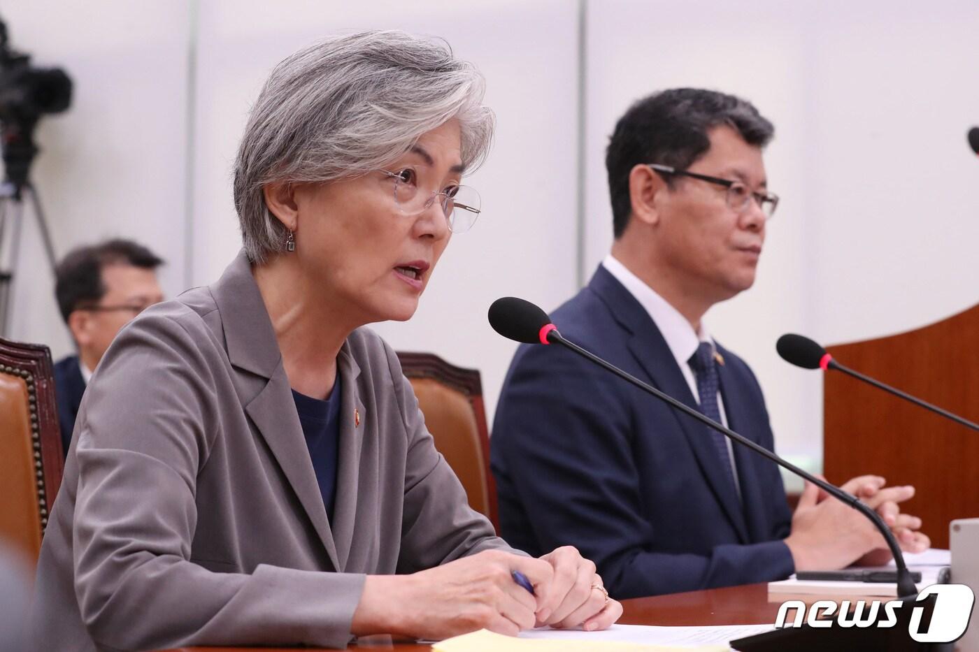 강경화 외교부 장관이 30일 오전 서울 여의도 국회에서 열린 외교통일위원회 전체회의에서 의원들의 질의에 답하고 있다. 2019.7.30/뉴스1 ⓒ News1 임세영 기자