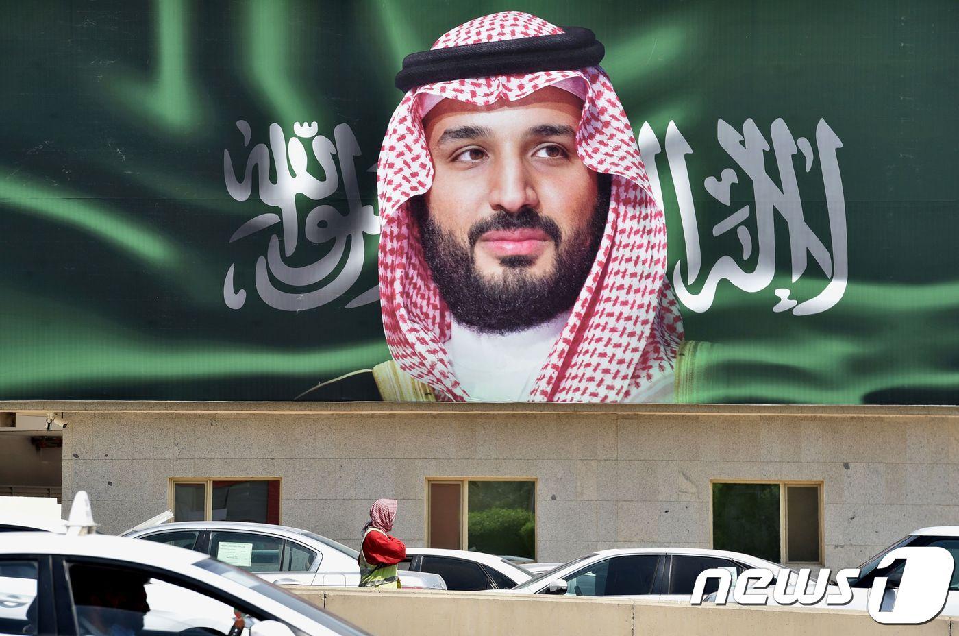 본문 이미지 - 사우디 리야드의 한 건물에 붙은 무함마드 빈 살만 왕세자의 사진. 2018.10.22 ⓒ AFP=뉴스1