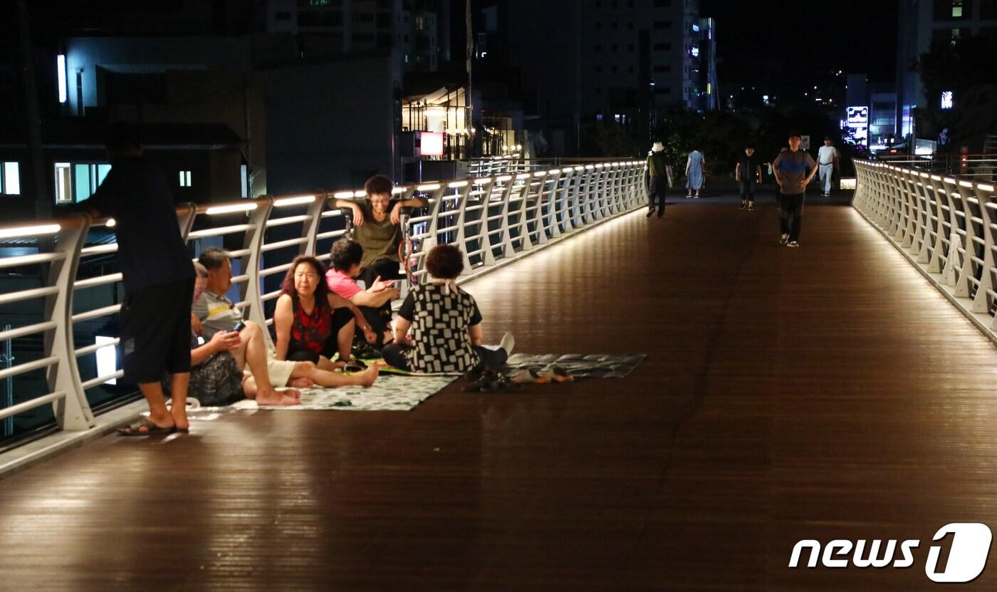 강원 강릉시 월화교에서 시민들이 강바람을 맞으며 더위를 식히고 있다. (자료사진)/뉴스1 DB