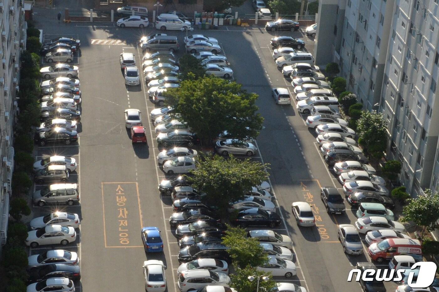자동차 보유대수가 늘어남에 따라 아파트 주차난도 가중되고 있다. (사진은 기사 내용과 무관함) ⓒ News1