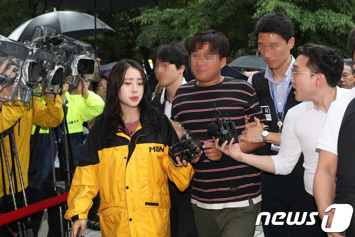 윤소하 정의당 원내대표 의원실에 협박 소포를 보낸 혐의를 받는 서울대학생진보연합(대진연) 소속 유모씨(35)가 31일 서울 양천구 남부지방법원에서 열린 구속 전 피의자심문(영장실질심사)에 출석하고 있다. 2019.7.31/뉴스1 ⓒ News1 성동훈 기자