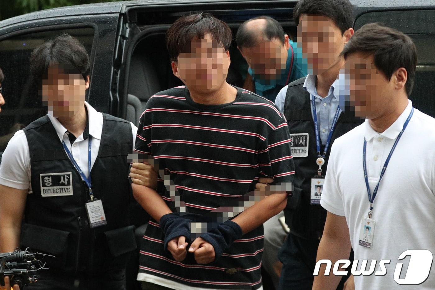 윤소하 정의당 원내대표 의원실에 협박 소포를 보낸 혐의를 받는 서울대학생진보연합(대진연) 소속 유모씨(35)가 31일 서울 양천구 남부지방법원에서 열린 구속 전 피의자심문(영장실질심사)에 출석하고 있다. 2019.7.31/뉴스1 ⓒ News1 성동훈 기자