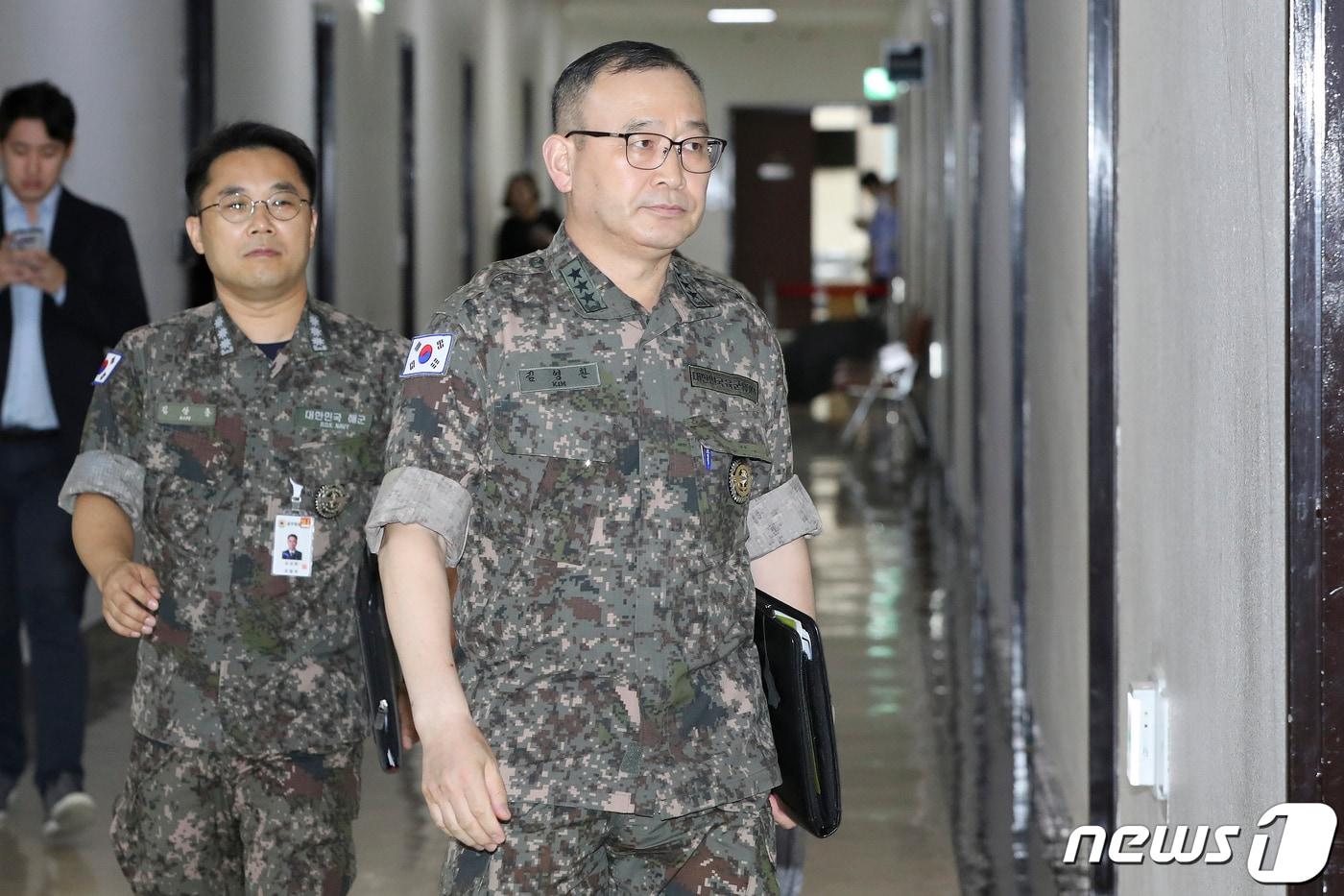 본문 이미지 - 김영환(오른쪽 첫번째) 합동참모본부 정보본부장을 비롯한 군 관계자들이 북한 미사일 발사 관련 업무보고를 위해 31일 서울 여의도 국회 정보위원장실로 향하고 있다. 2019.7.31/뉴스1 ⓒ News1 안은나 기자