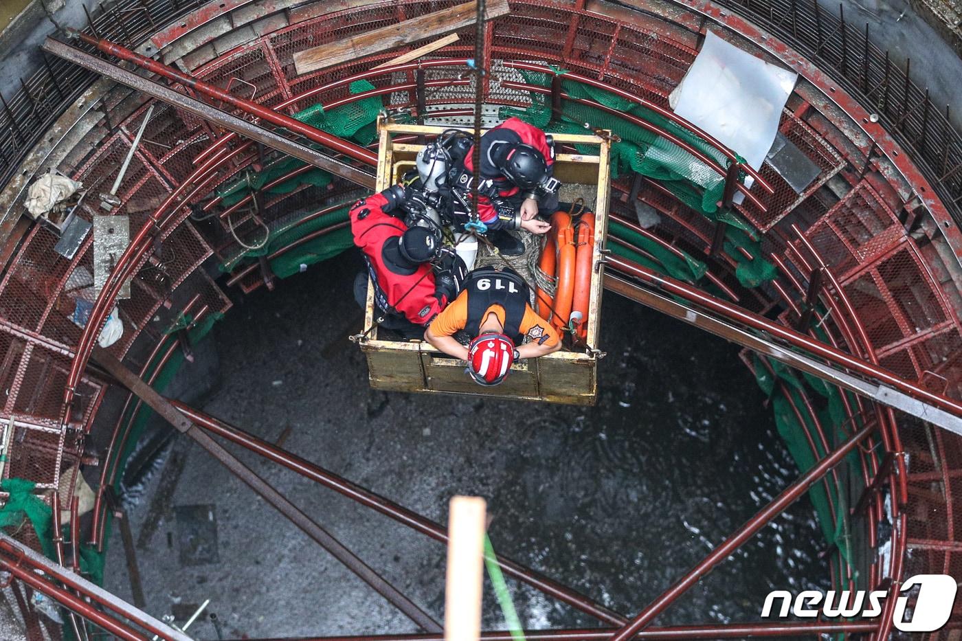 지난 2019년 7월 31일 서울 양천구 목동 빗물펌프장에서 근로자 3명이 고립돼 구조대원들이 구조작업을 펼치고 있다. 이들은 지하 40m 저류시설 점검을 위해 내려갔다가 올라오지 못했다. 이후 이들은 숨진 채 발견됐다. 2019.7.31/뉴스1 ⓒ News1 성동훈 기자