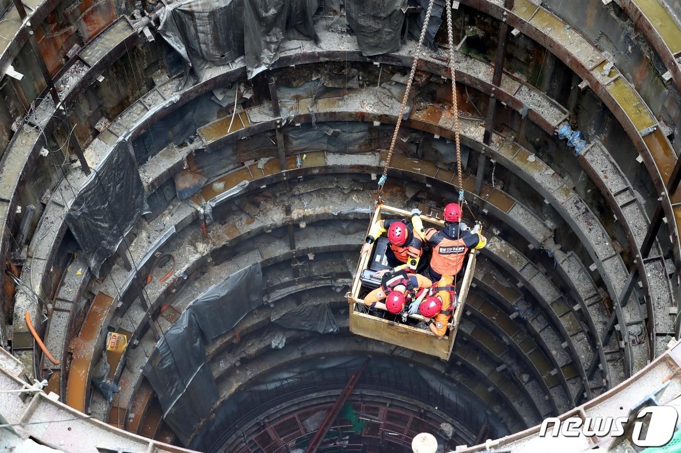 본문 이미지 - 중부지방에 기습적인 폭우가 내린 31일 서울 양천구 목동 빗물펌프장에서 근로자 3명이 고립돼 구조대원들이 구조작업을 펼치고 있다.  2019.7.31 ⓒ 뉴스1 성동훈 기자