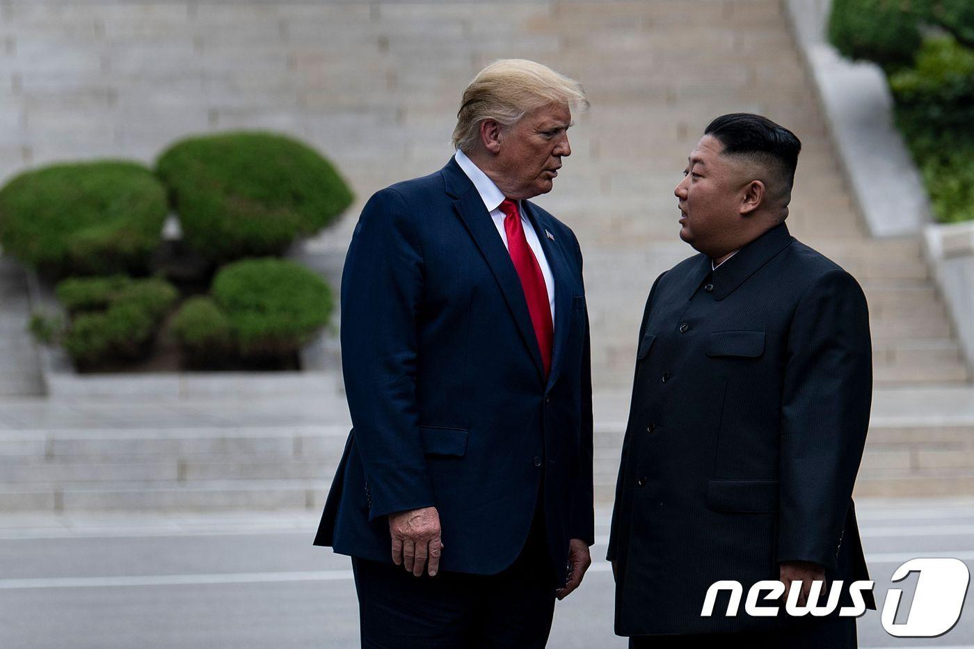 본문 이미지 - 도널드 트럼프 미국 대통령(왼쪽)과 김정은 북한 국무위원장이 지난달 30일 판문점에서 만나 대화를 나누고 있다. ⓒ AFP=뉴스1