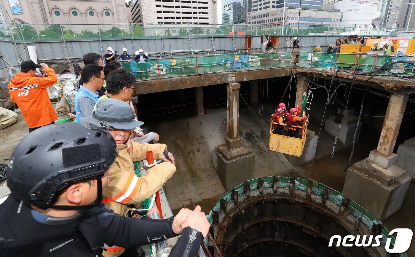 지난 2019년 7월 31일 오후 서울 양천구 목동 빗물펌프장에서 근로자 3명이 고립된 사고가 발생한 현장에서 수색 구조작업에 나선 구조대원들이 크레인을 타고 사고 현장을 나오고 있다. 이후 3명은 모두 숨진 채 발견됐다. 2019.7.31/뉴스1 ⓒ News1 박세연 기자
