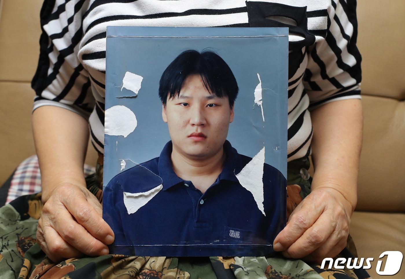 실종된 강문상 씨의 어머니 박예서 씨가 강 씨의 사진을 들고 있다. 군 제대 후 찾아온 정신장애 판정을 받은 강 씨(사진 촬영 당시 26세)는 지난 2002년 11월 12일 서울 관악구 신림8동에서 저녁식사 후 나간 뒤 사라졌다. 2019.7.4/뉴스1 ⓒ News1 구윤성 기자