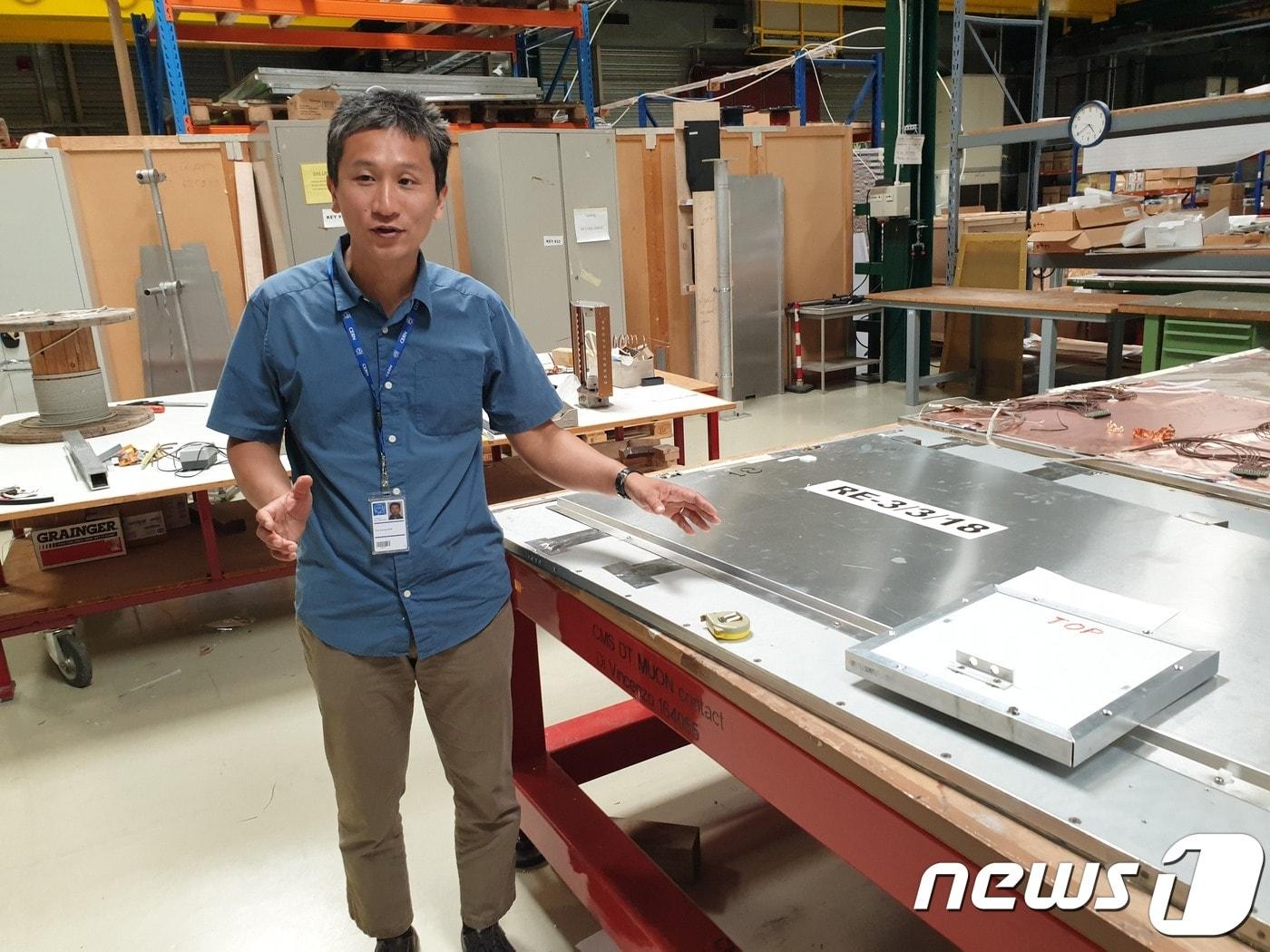 본문 이미지 - 김태정 한양대 물리학과 교수가 지난 3일(현지시간) 프랑스 세시에 위치한 CERN에서 RPC에 대해 설명하고 있다.ⓒ 뉴스1