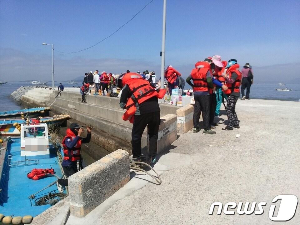 본문 이미지 - 구명조끼 착용한 어민들.&#40;여수해경 제공&#41; ⓒ News1 