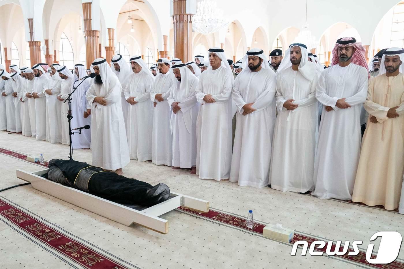 아랍에미리트연합(UAE) 샤르자의 마지막 왕자 칼리드 알 카시미(39)의 장례식이 3일(현지시간) 그의 고향인 샤르자 파이살 모스크에서 치러졌다.  ⓒ AFP=뉴스1