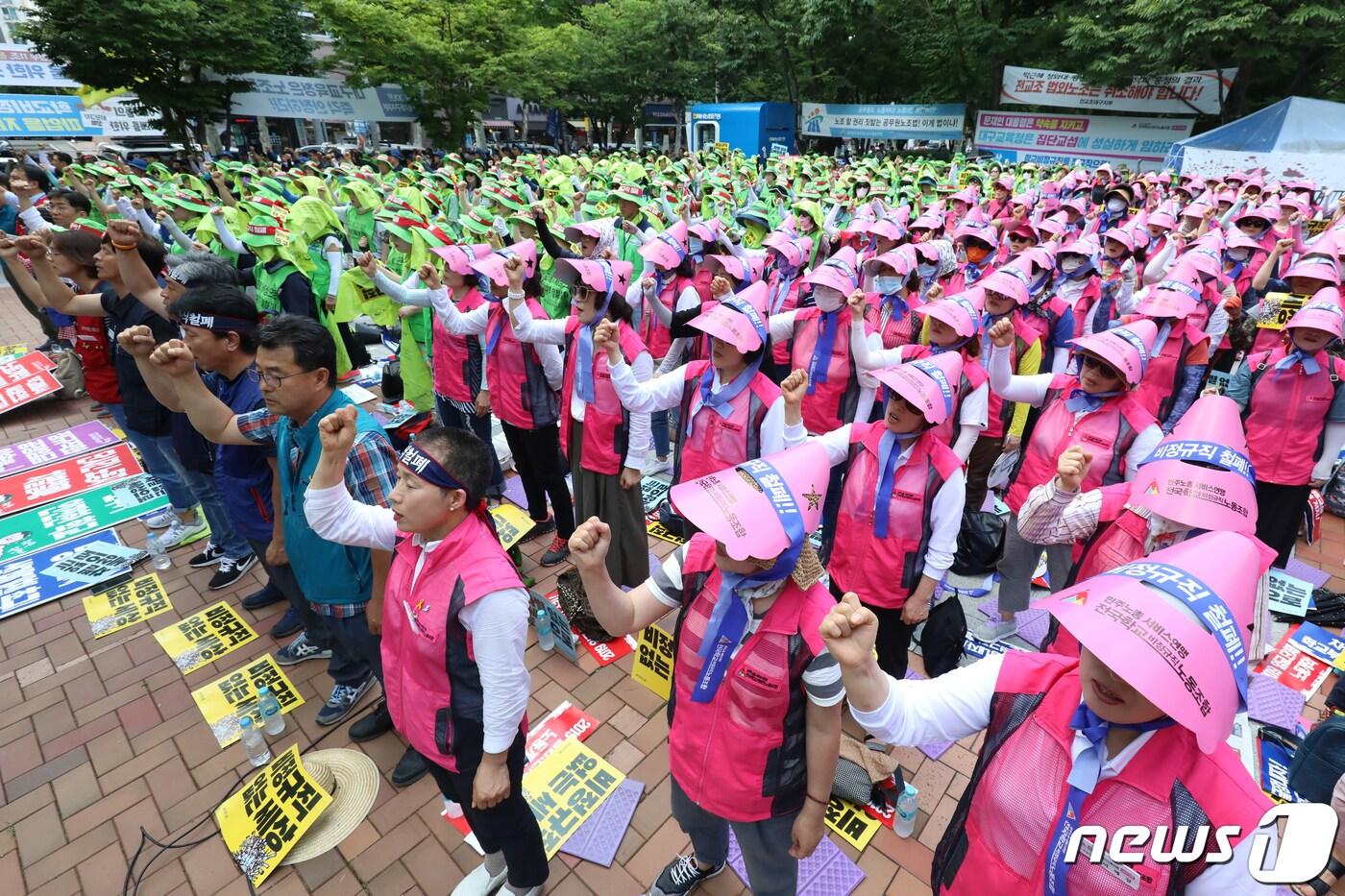 본문 이미지 - 4일 대구시교육청 앞에서 열린 민주노총 학교비정규직 대구지역 파업투쟁 승리대회에서 참석자들이 비정규직 철폐 구호를 외치고 있다. 2019.7.4/뉴스1 ⓒ News1 공정식 기자