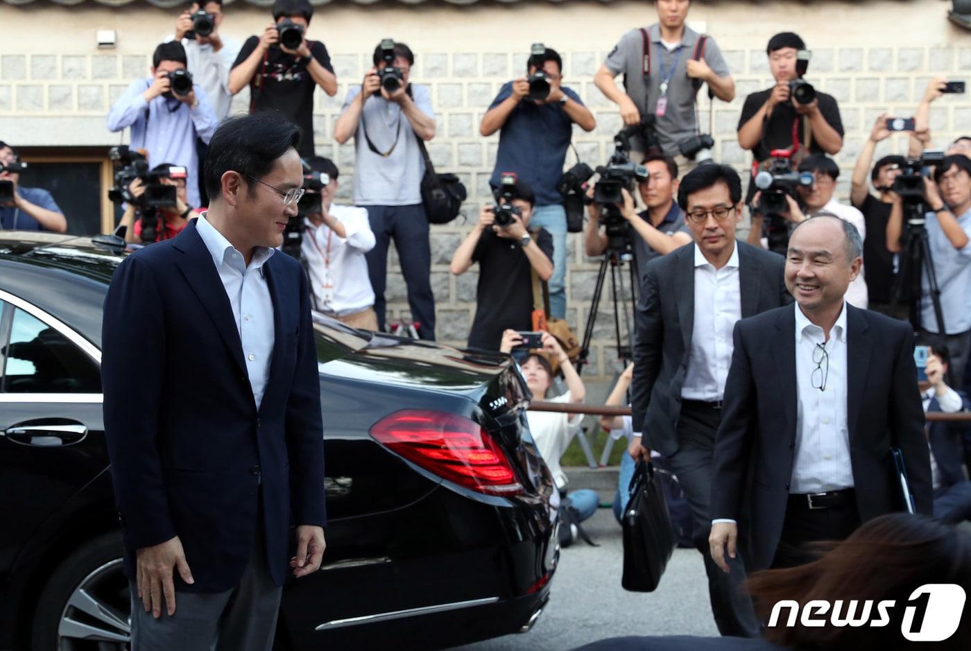 본문 이미지 - 이재용 삼성전자 부회장과 손정의 일본 소프트뱅크 회장이 지난해 7월4일 국내 기업 총수들과의 만찬 회동이 열린 서울 성북구 한국가구박물관으로 들어서고 있다. 2019.7.4/뉴스1 ⓒ News1 박정호 기자