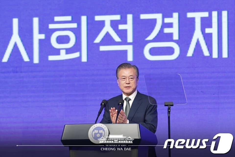 본문 이미지 - 문재인 대통령이 지난 2019년 7월5일 대전시 유성구 대전컨벤션센터에서 열린 제2회 대한민국 사회적경제 박람회 개막식에 참석하여 축사를 하고 있다. (청와대 페이스북) 2019.7.5/뉴스1