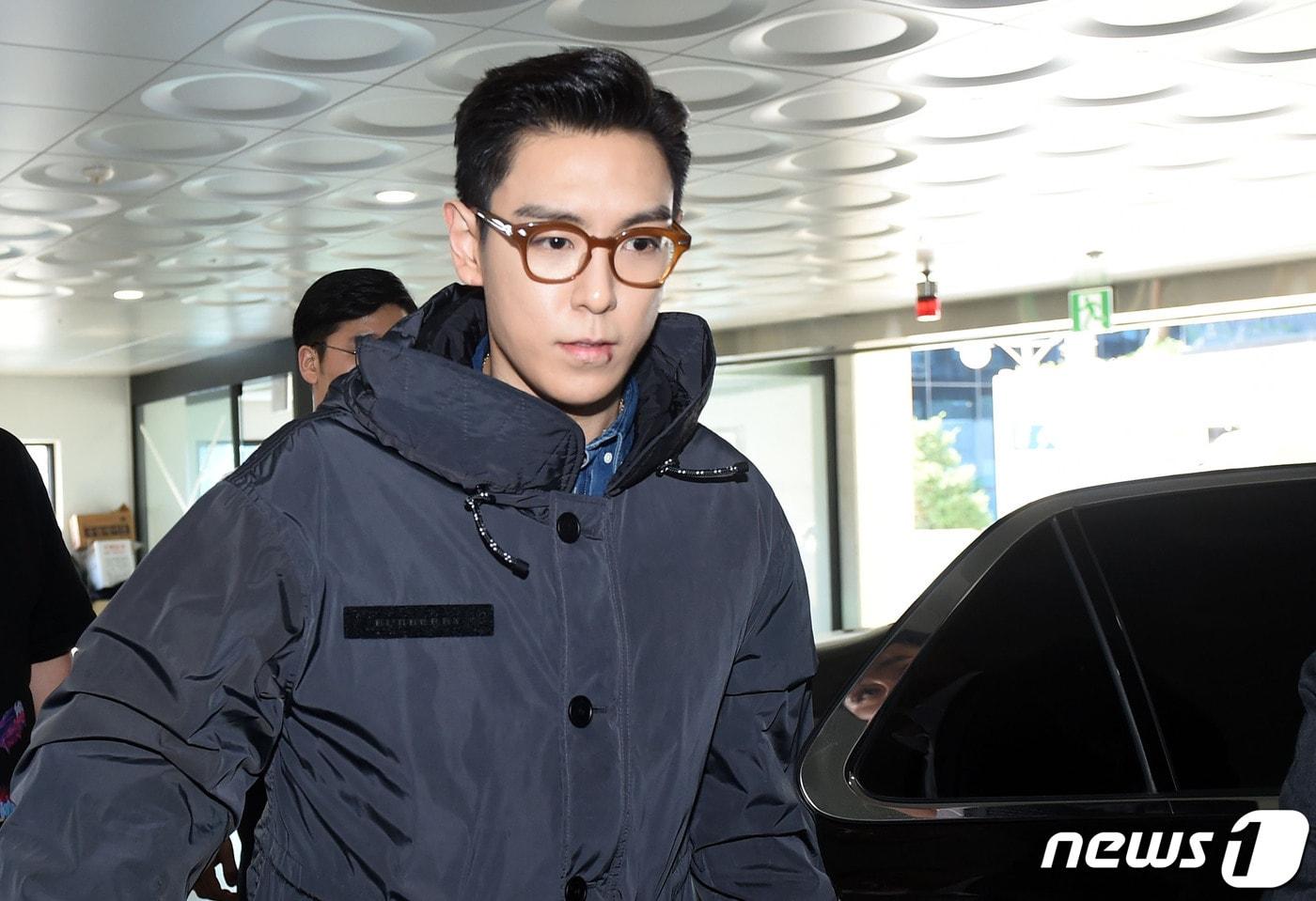 사회복무요원으로 대체 복무 중인 그룹 빅뱅의 탑(본명 최승현)이 6일 오전 서울 용산구청 용산공예관으로 출근하고 있다. 탑은 이날 소집해제된다.2019.7.6/뉴스1 ⓒ News1 이광호 기자