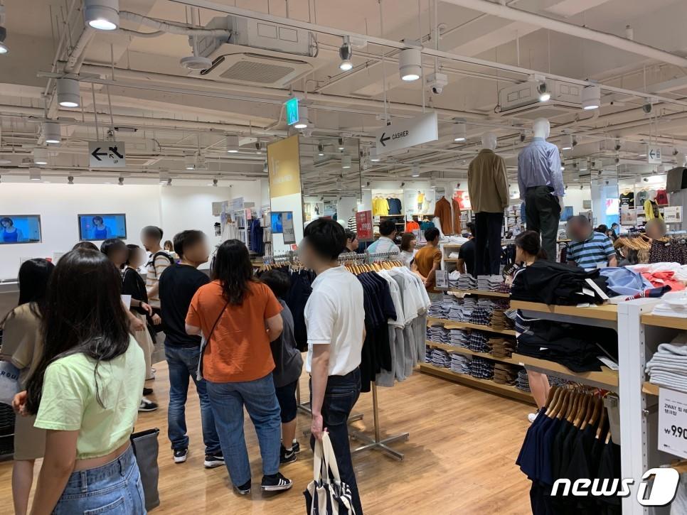 본문 이미지 - 지난 6일 대구 동성로 일본 브랜드 의류 매장을 찾은 시민들이 옷을 고르고 있다. 2019.7.6/뉴스1ⓒ News1 윤주민 기자