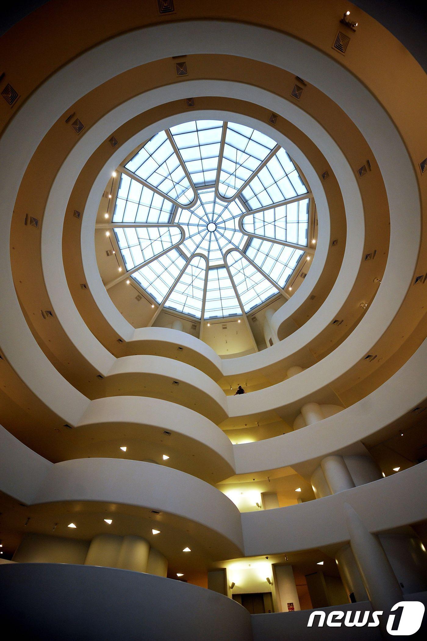 본문 이미지 - 나선형 경사로 유명한 뉴욕 구겐하임 미술관. ⓒ AFP=뉴스1
