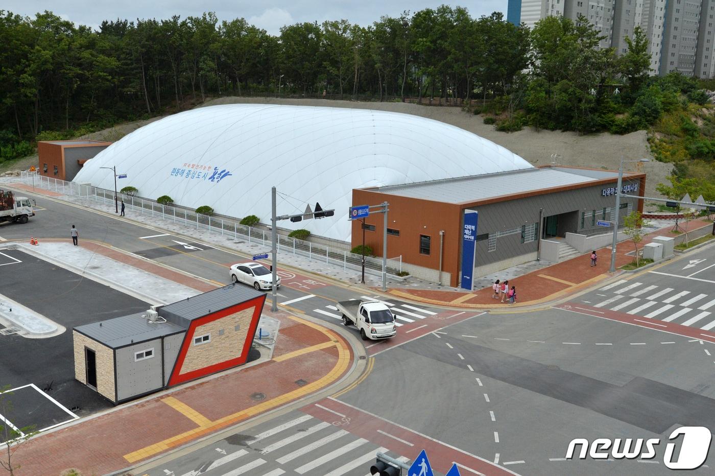 본문 이미지 - 2019년 7월  경북 포항시 북구 흥해읍에 국내 최초로 설치한 다목적재난대피시설. 1538㎡ 크기의 이 에어돔은 평소 체육시설로 사용되며 자연재난 등으로 이재민이 발생하면 대피소로 전환된다.(뉴스1 자료, 재판매 및 DB금지) 2026.9.7/뉴스1 ⓒ 뉴스1 최창호 기자