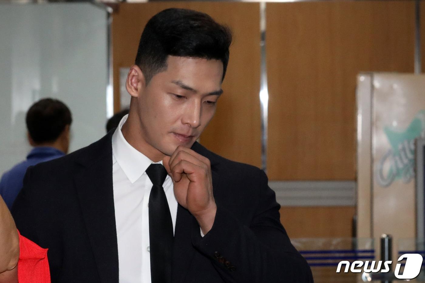 '머슬매니아' 출신 피트니스 모델 양호석이 9일 오전 서울 서초구 서울중앙지방법원에서 열린 상해 1차 공판에 출석하고 있다. 양씨는 지난 4월 23일 강남구 소재 한 술집에서 전 피겨스케이팅 선수 차오름을 때려 상해를 입힌 혐의를 받고 있다. 2019.7.9/뉴스1 ⓒ News1 황기선 기자