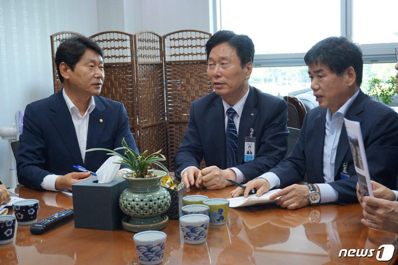 본문 이미지 - 지난 8일 심기준 국회의원(좌)과 김상균 한국철도시설공단 이사장(가운데), 김광수 원주시부시장이 강릉선 KTX 만종역 주차난 해결을 위한 면담을 하고 있다.(심기준 의원실 제공).2019.7.9 ⓒ 뉴스1
