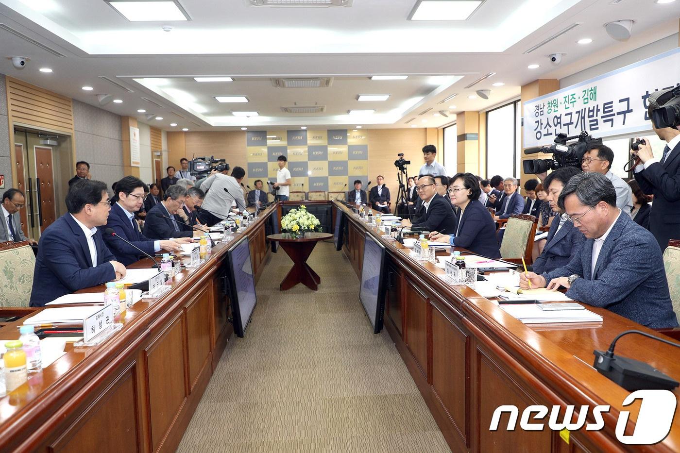 본문 이미지 - 문미옥 과기부차관이 9일 창원전기연구원에서 김경수 지사와 경남 3개시 단체장 등이 참석한 가운데 강소특구현장간담회를 열고 있다(창원시제공)ⓒ 뉴스1