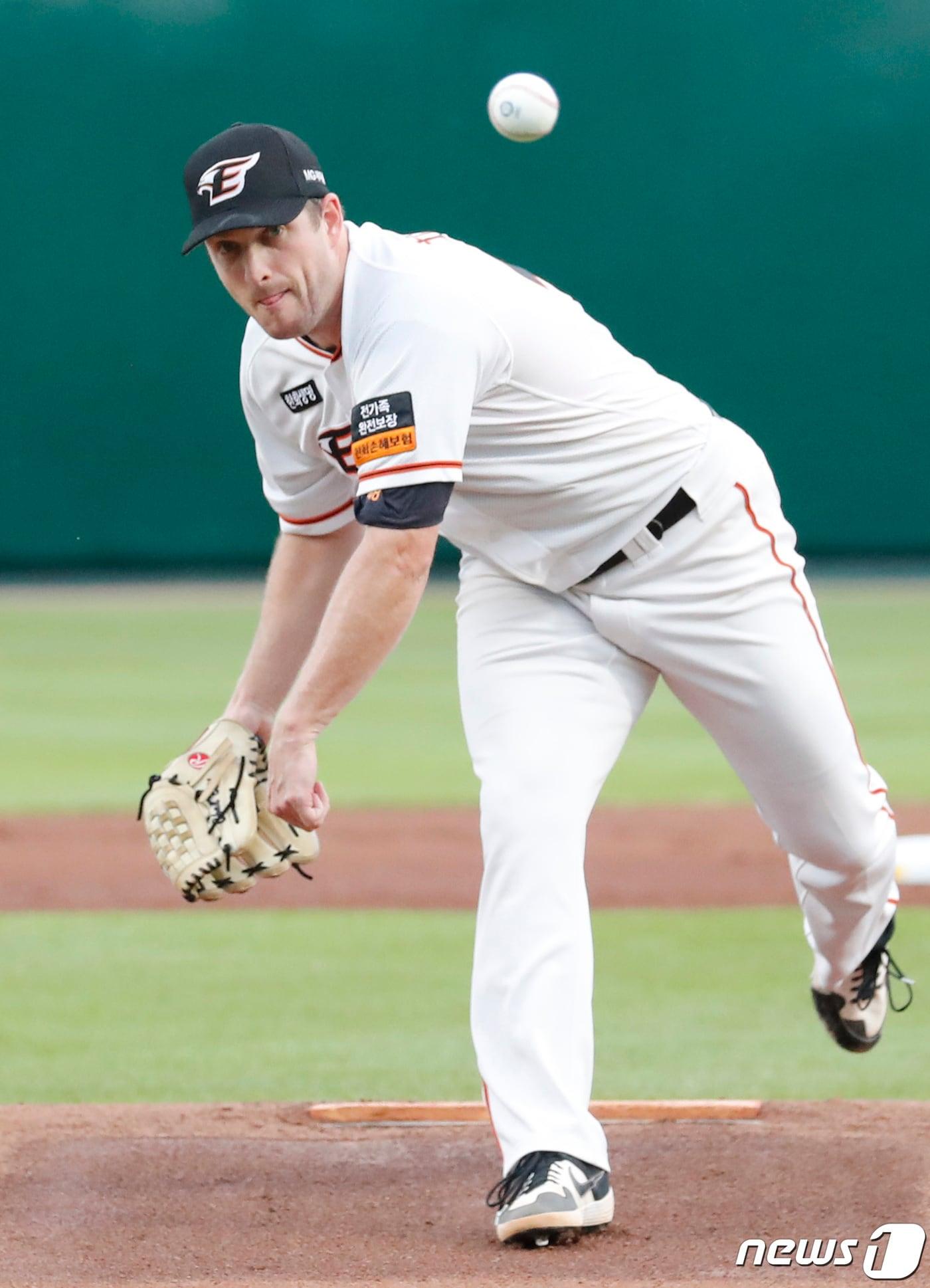 한화, 외국인투수 채드 벨과 총액 110만 달러 재계약 - 뉴스1