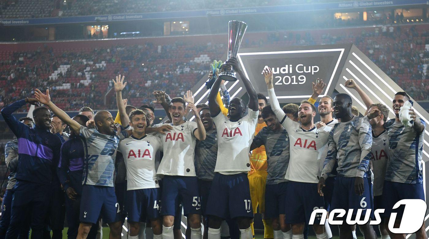 2019 아우디컵 우승컵을 차지한 토트넘 홋스퍼. ⓒ AFP=뉴스1