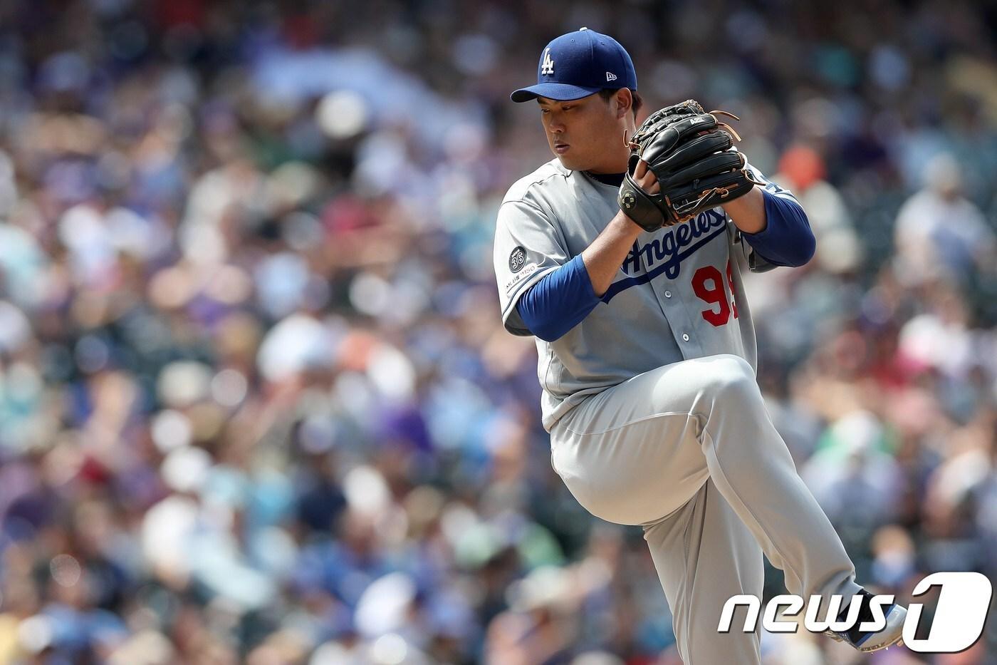 류현진은 1일 미국 콜로라도주 덴버 쿠어스필드에서 열린 2019 메이저리그 콜로라도 로키스와 원정경기에 선발등판해 6이닝 동안 3피안타 1볼넷 1탈삼진 무실점을 기록했다. ⓒ AFP=뉴스1