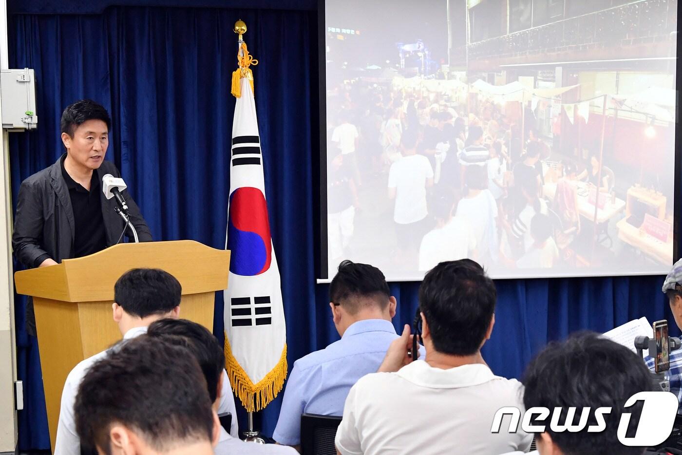본문 이미지 - 경기 수원시 문화체육교육국은 1일 오전 시청 브리핑룸에서'2019 한 여름밤, 문화예술의 향연'의 시정브리핑을 갖고 8~9월까지 즐길 수 있는 밤 문화행사를 소개했다.(수원시 제공)ⓒ 뉴스1