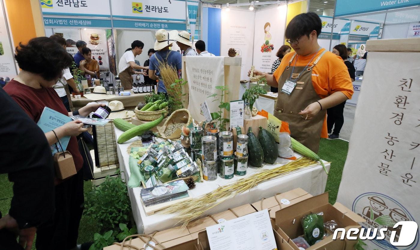 본문 이미지 - 1일 서울 강남구 코엑스에서 열린 '내추럴위크 2019'에서 참관객들이 친환경 농산물을 살펴보고 있다 2019.8.1/뉴스1 ⓒ News1 구윤성 기자