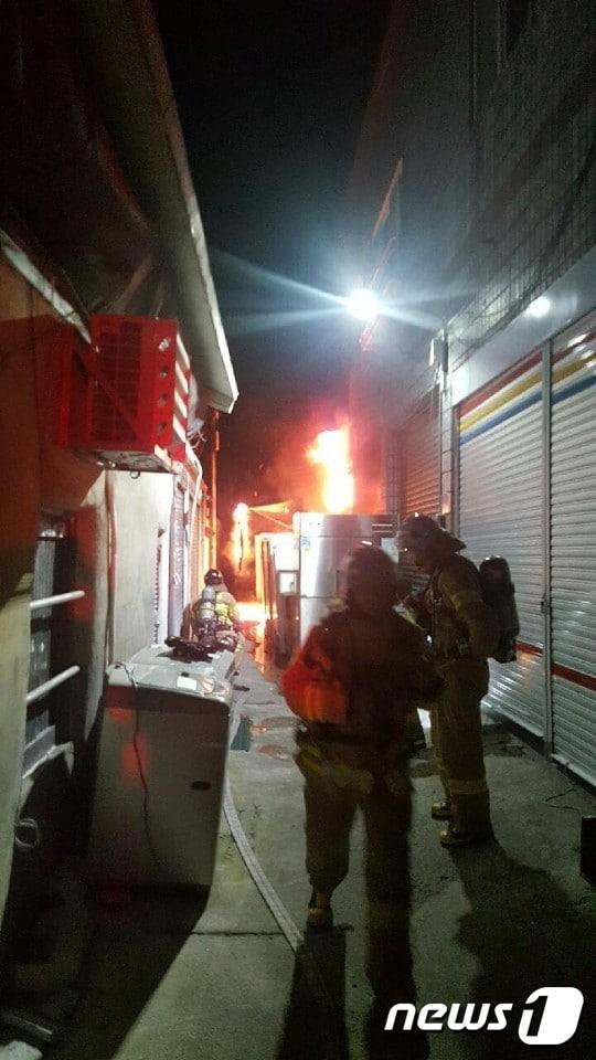 본문 이미지 - 화재를 진압하고 있는 모습(부산지방경찰청 제공)ⓒ 뉴스1
