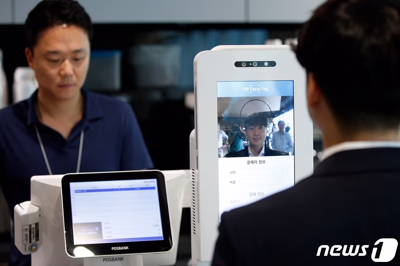 1일 서울 중구 신한카드 본사 내 카페에서 직원이 신한 페이스페이&#40;Face Pay&#41; 결제를 시연하고 있다. 2019.8.1/뉴스1 ⓒ News1 안은나 기자