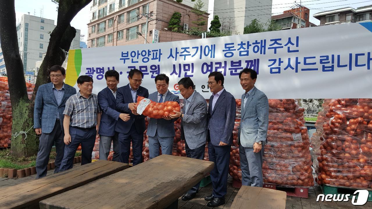 본문 이미지 - 전북 부안군은 1일 자매도시인 경기도 광명시에서 '부안 양파 팔아주기' 행사를 개최했다. /ⓒ 뉴스1