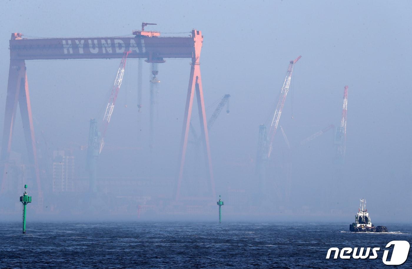 1일 오후 울산시 남구 장생포에서 바라본 현대중공업 해양사업본부 골리앗 크레인이 해무에 휩싸여 있다. 2019.8.1/뉴스1 ⓒ News1 윤일지 기자