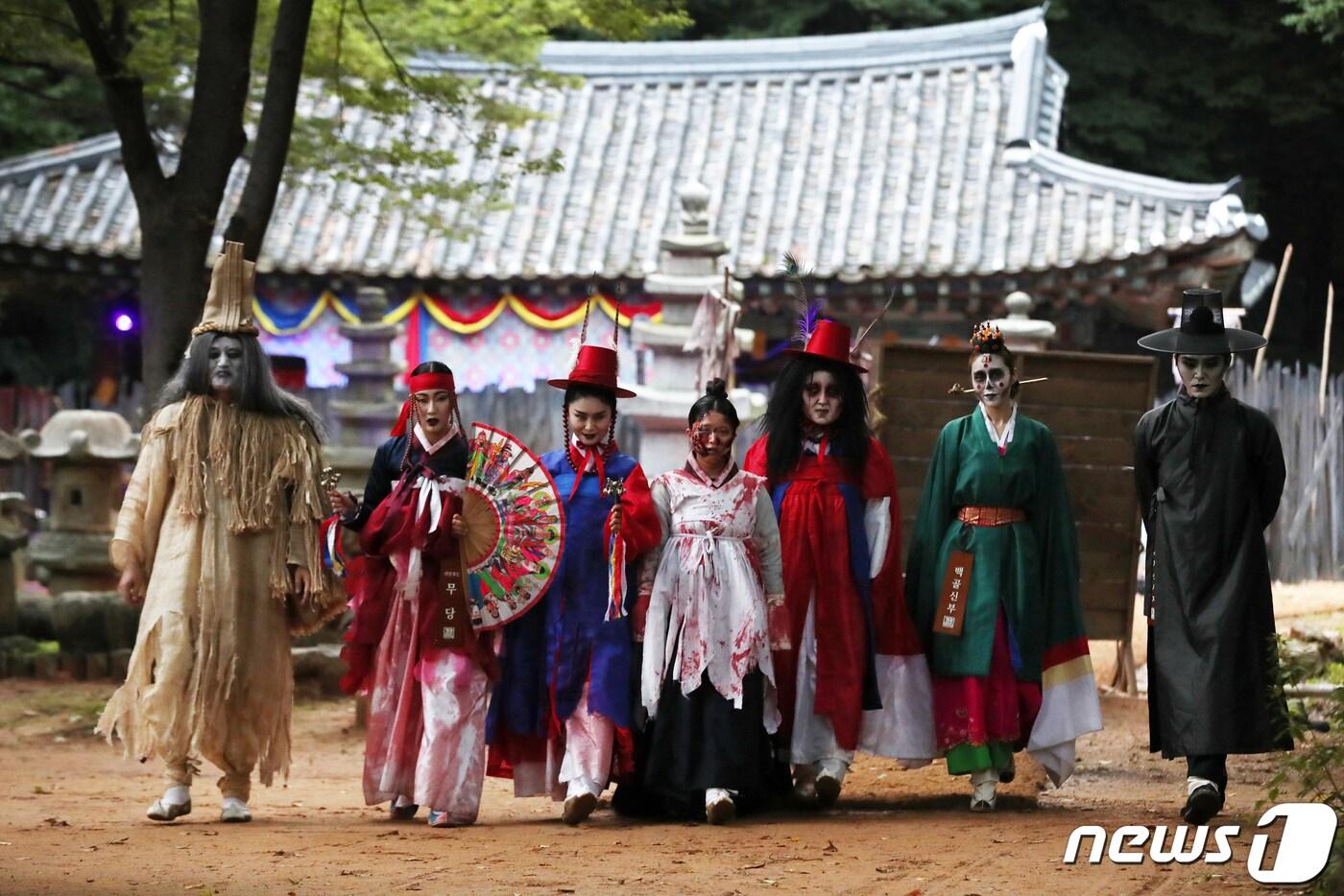 본문 이미지 -  경기도 용인시 기흥구 한국민속촌에서 열린 야간개장 '달빛을 더하다' 행사 중 납량특집 귀굴 체험에 참여하는 연기자들이 포즈를 취하고 있다. ⓒ News1 조태형 기자