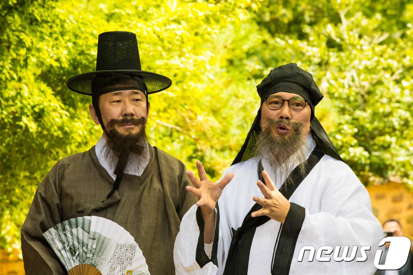 본문 이미지 - 박양우 문화체육관광부 장관이 10일 전남 담양군 소쇄원에서 풍류 프로그램 '소쇄처사 양산보와 함께 걷는 소쇄원'을 체험하고 있다. 2019.8.10/뉴스1ⓒ 뉴스1