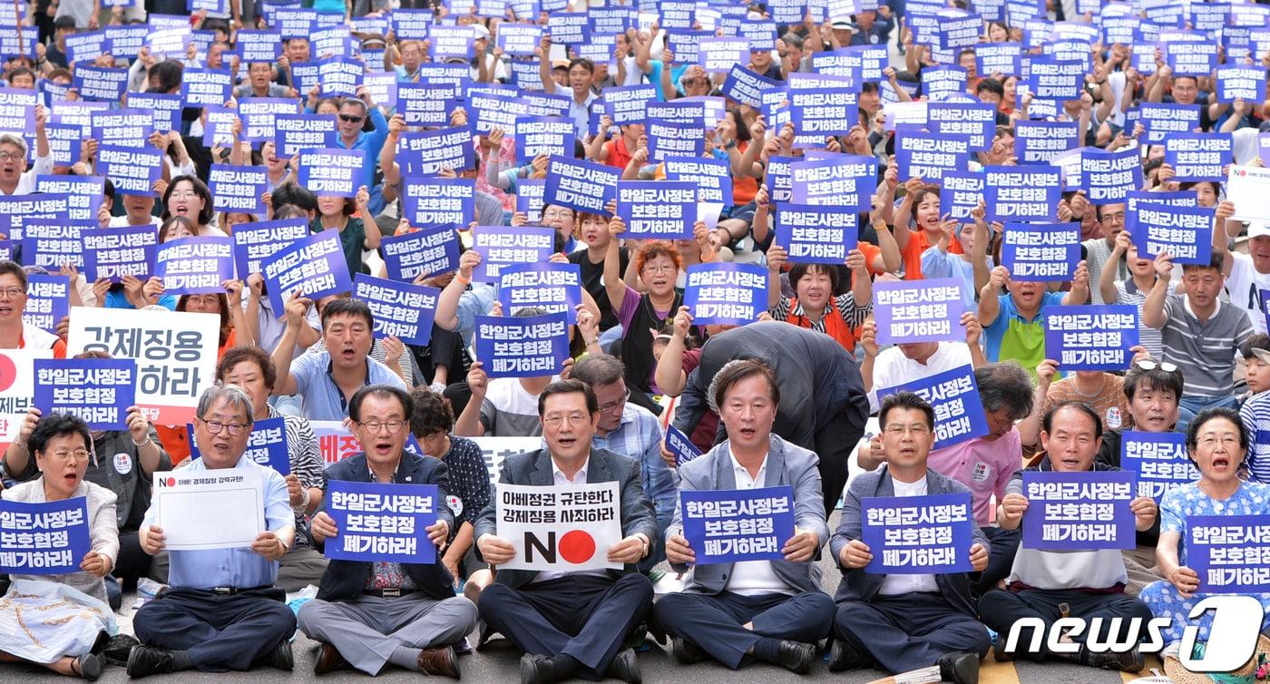 본문 이미지 - 10일 오후 광주 금남로에서 '경제침탈 아베규탄! 한일군사정보보호협정 폐기 광주시민대회'가 열린 가운데 이용섭 광주시장을 비롯한 시민들이 'No 일본' 등이 적힌 피켓을 들고 '아베 규탄' 구호를 외치고 있다.2019.8.10/뉴스1 ⓒ News1 박준배 기자