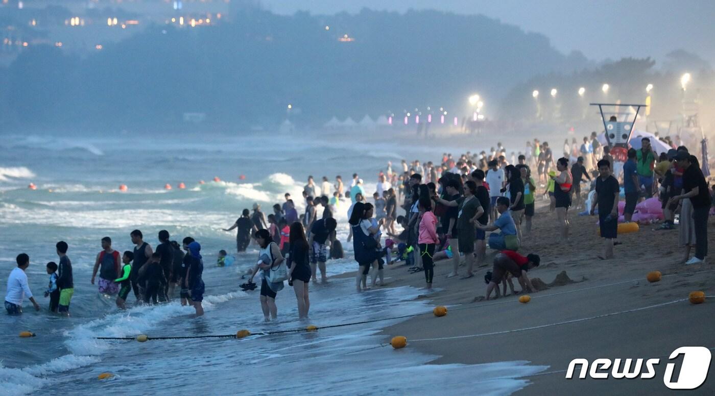 본문 이미지 - 수영 금지가 아쉬운 피서객. (뉴스1 DB) ⓒ News1