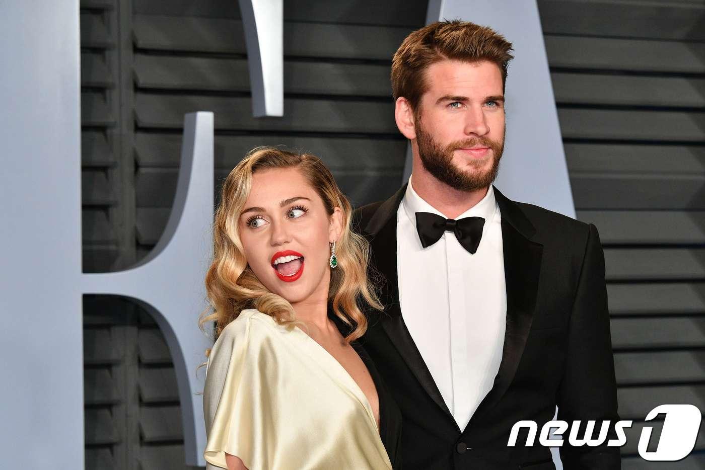 마일리 사이러스(왼쪽)와 리암 헴스워스 ⓒ AFP=뉴스1