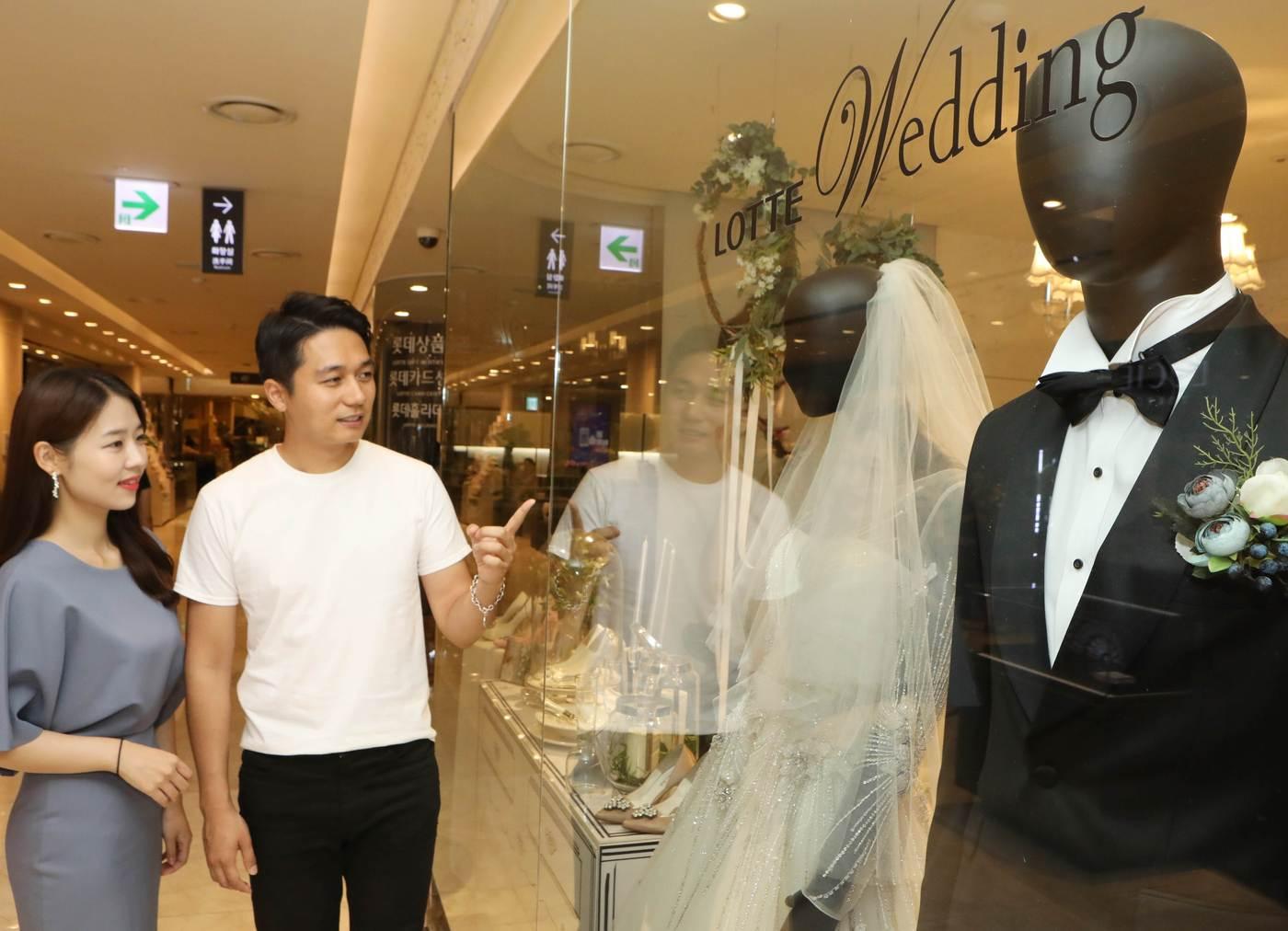 본문 이미지 - 롯데백화점 소공동 본점 웨딩 센터를 보는 모습 ⓒ 뉴스1(롯데쇼핑 제공)