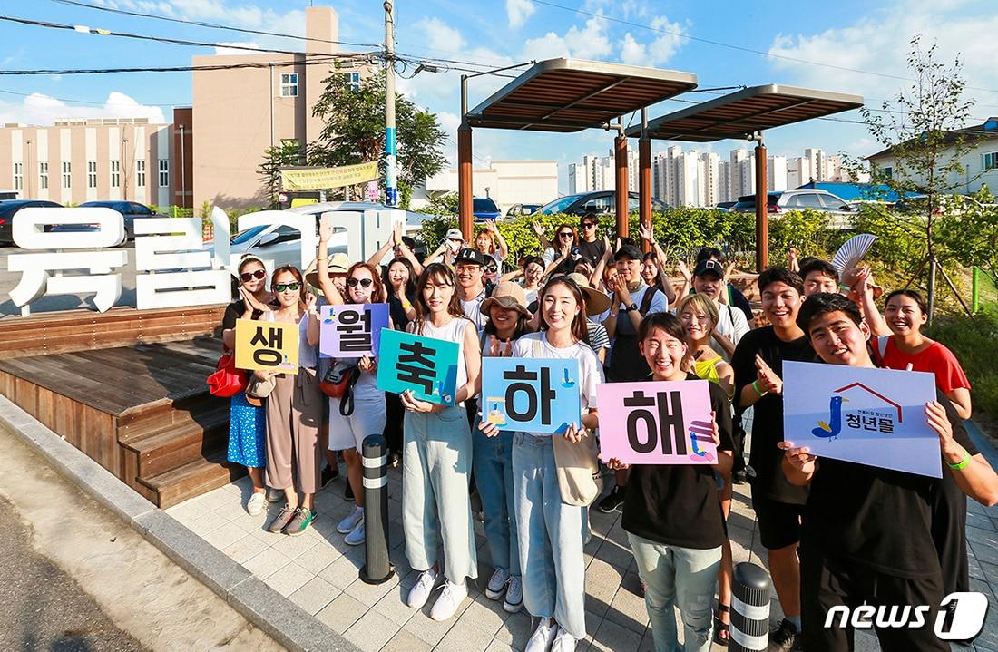 본문 이미지 - 소상공인시장진흥공단 '8월 생월파티 이벤트' 참석자들이 지난 10일 춘천 육림고개 상점가에서 기념 사진 촬영을 하고 있다. (소진공 제공) ⓒ 뉴스1