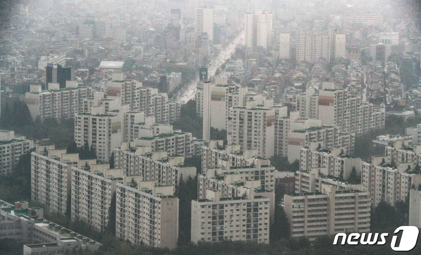 본문 이미지 - 정부는 오는 10월부터 민간택지 분양가 상한제를 투기과열지구로 지정된 지역에 적용한다고 밝혔다. 국토교통부는 당정협의를 통해 12일 이같은 내용을 포함한 분양가상한제 개선방안을 발표했다. 국토부 관계자는 "주택도시보증공사(HUG) 기준으로 볼 때 상한제를 적용하면 10% 이상, 시세 기준으로는 20∼30% 이상의 인하 효과가 있을 것으로 예상된다＂며 ＂강남 등 일부 지역별, 단지별 편차가 있어 일률적으로 말하긴 어렵다＂고 밝혔다. 사진은 이날 오후 서울 강남구 무역센터에서 바라본 아파트 밀집지역. 2019.8.12/뉴스1 ⓒ News1 성동훈 기자
