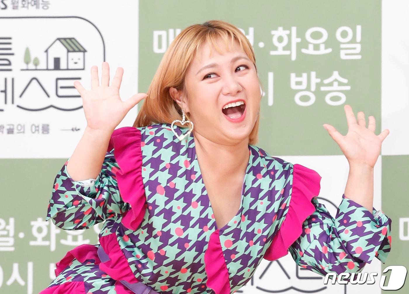 본문 이미지 - 방송인 박나래가 12일 서울 목동 SBS에서 열린 SBS 새 월화예능 ‘리틀 포레스트’ 제작발표회에 참석해 포즈를 취하고 있다.2019.8.12/뉴스1 ⓒ News1 권현진 기자