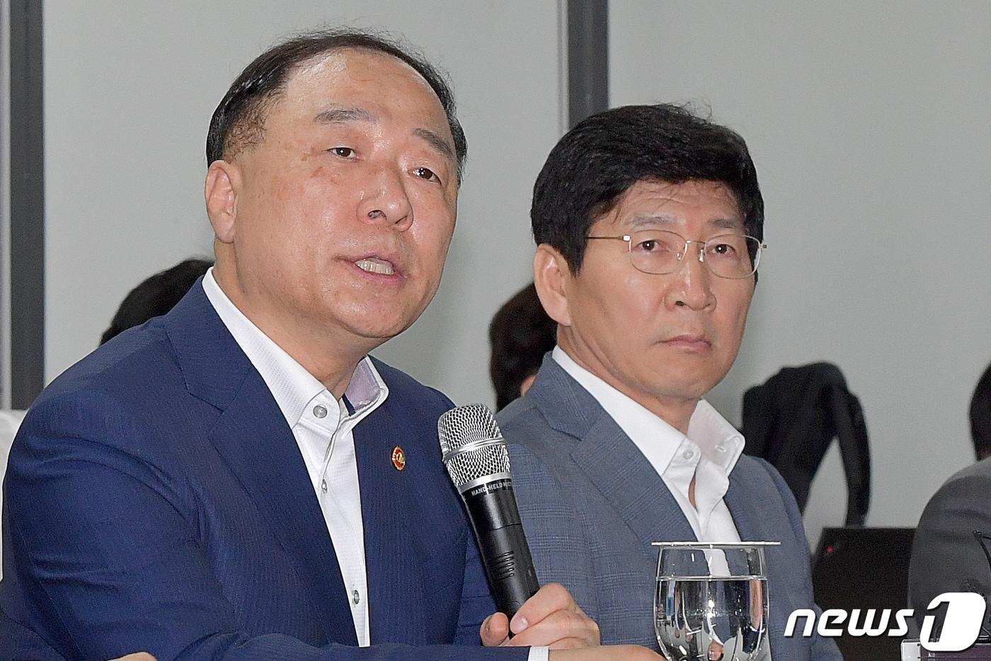 홍남기 경제부총리 겸 기획재정부 장관이 12일 경기 파주출판단지 아시아출판문화정보센터에서 열린 디스플레이 업종 간담회에서 모두발언을 하고 있다. 2019.8.12/뉴스1 ⓒ News1 안은나 기자