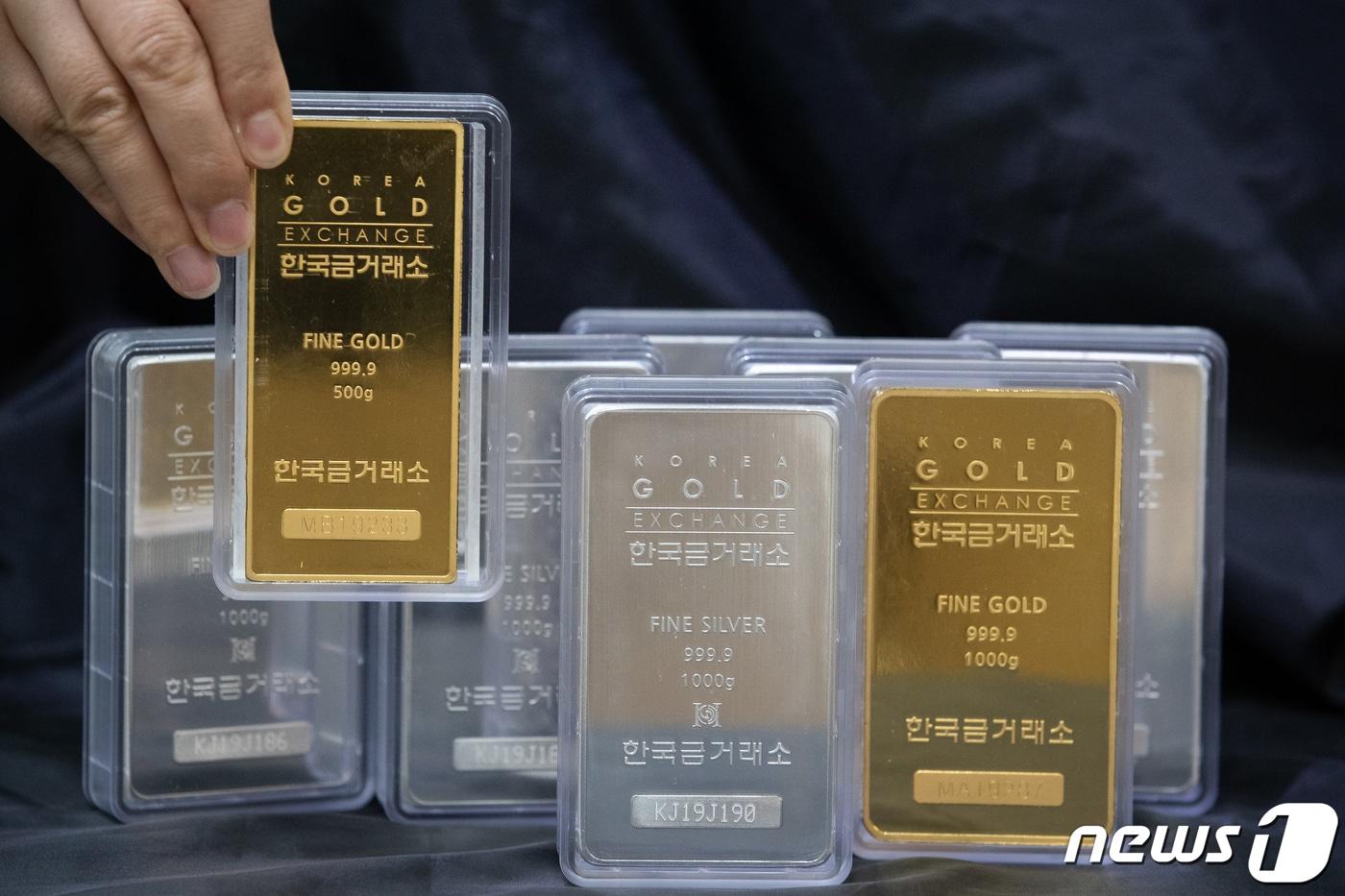 서울 종로구 한국금거래소에 골드바와 실버바가 진열돼 있다. (자료사진) 2019.8.12/뉴스1 ⓒ News1 유승관 기자