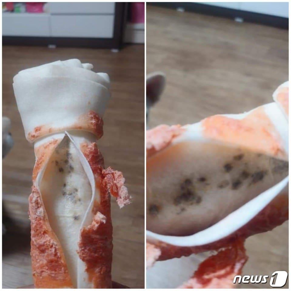 본문 이미지 - 반려견에게 급여하기 위해 구매한 개껌에서 곰팡이가 발견돼 논란이 됐다. 사진 SNS 캡처 ⓒ 뉴스1